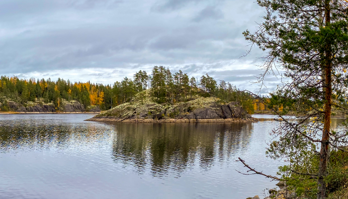 Pieni kallioinen saari.