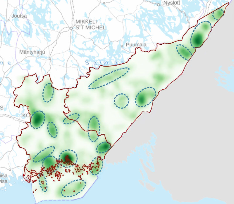 Heiniä, niittykasveja ja oranssi perhonen, kaukana taustalla metsää ja sinitaivasta. 